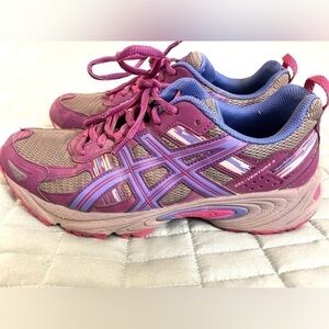 ASICS gel venture 5 running shoes, great condition, minor signs of wear. Size 9